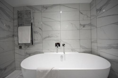 ห้องน้ำ, โรงแรมเบสต์ เวสเทิร์น แอบบอต บาร์ตัน (Best Western Abbots Barton Hotel) in แคนเทอร์บิวรี