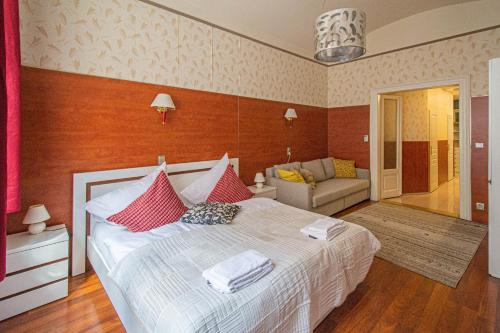 Central 2BDR flat behind Museum