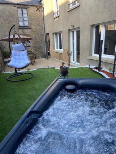 Beau Loft room proche mont saint Michel jaccuzi illimité en plein centre Avranches