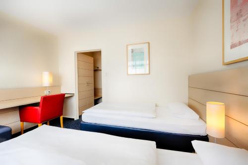 Double or Twin Room image 6