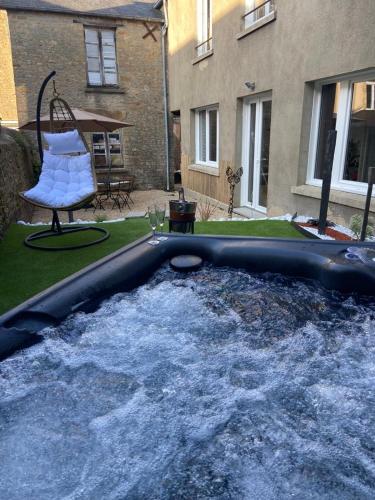 Beau Loft room proche mont saint Michel jaccuzi illimité en plein centre Avranches