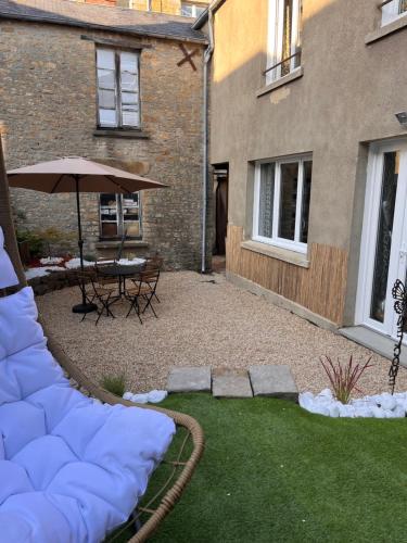 Beau Loft room proche mont saint Michel jaccuzi illimité en plein centre Avranches