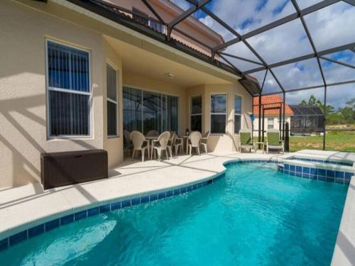 Viola Large 5BR Pool Home in Gated Resort in Davenport, USA