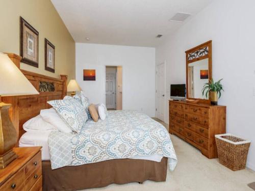 Viola Large 5BR Pool Home in Gated Resort in Davenport, USA
