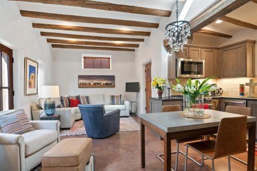 Carmel - Kiva Fireplace, Walk to the Plaza