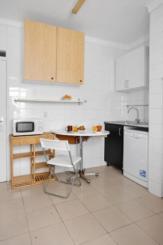 Group-Friendly Apt in the Heart of Bairro Alto - image 2