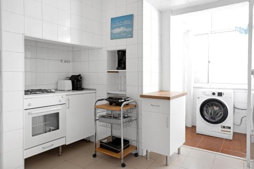 Group-Friendly Apt in the Heart of Bairro Alto - image 8