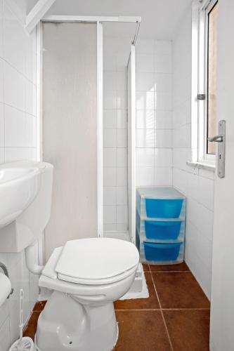 Group-Friendly Apt in the Heart of Bairro Alto - image 10