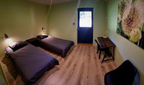 2 twin beds, 1 sofa bed