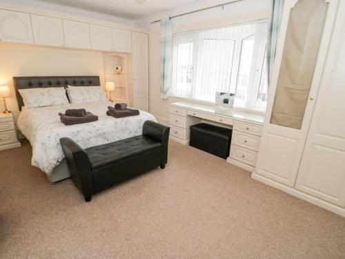 5 Sea Bank Road - image 2