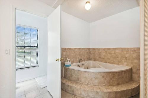 Hot tub, TRANQUILITY! PRIVATE Gated Estate! Boats, RVs OK! Has Separate Apt, Fishing, Hiking, LOW Rates! in Poinciana