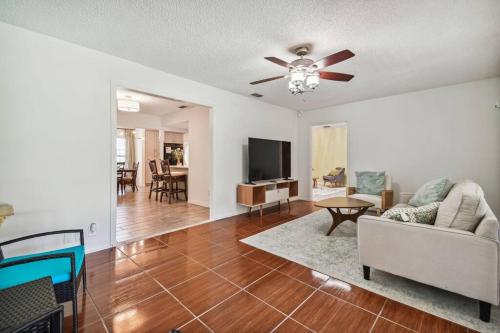 TRANQUILITY! PRIVATE Gated Estate! Boats, RVs OK! Has Separate Apt, Fishing, Hiking, LOW Rates! in Poinciana