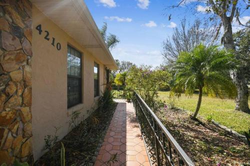 TRANQUILITY! PRIVATE Gated Estate! Boats, RVs OK! Has Separate Apt, Fishing, Hiking, LOW Rates! in Poinciana