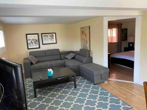 Adorable 2-bedroom guesthouse with free parking in Victoria, Canada