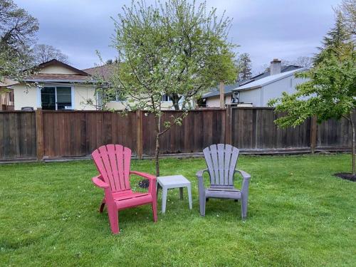 Adorable 2-bedroom guesthouse with free parking in Victoria, Canada