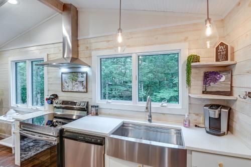 Cozy Tennessee Retreat with Patio and Charcoal Grill! in Linden, USA