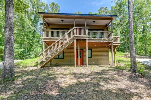 Cozy Tennessee Retreat with Patio and Charcoal Grill!