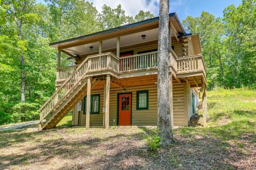 Cozy Tennessee Retreat with Patio and Charcoal Grill!