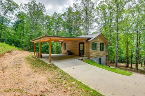 Cozy Tennessee Retreat with Patio and Charcoal Grill!