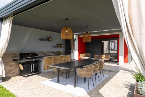 مطعم, Urban Villa D8 with swimming pool and sauna in لابين
