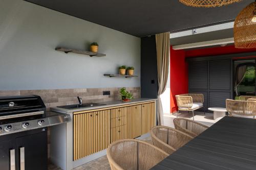 Urban Villa D8 with swimming pool and sauna in لابين