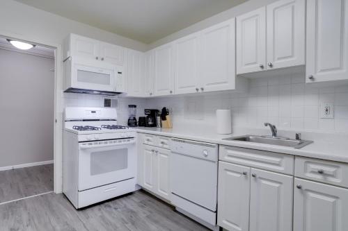 Beautiful 2 BR Apt At Crystal City With Gym in Arlington, USA