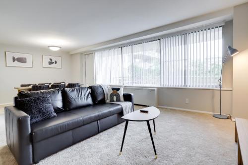 Beautiful 2 BR Apt At Crystal City With Gym in Arlington, USA