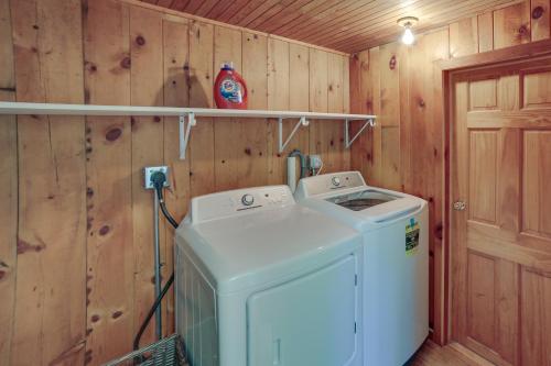 1 Mi to Lake Superior Cottage with Sauna and Rec Room