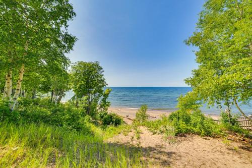 1 Mi to Lake Superior Cottage with Sauna and Rec Room