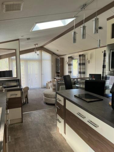 Maneight Luxury Lodge with hot tub in Камнок