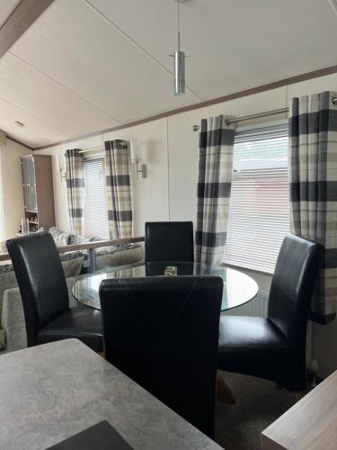 Maneight Luxury Lodge with hot tub in Камнок