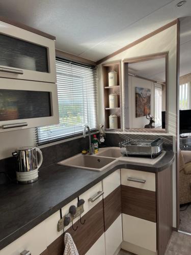 Maneight Luxury Lodge with hot tub in Камнок