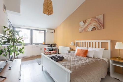 Rustic Central Studios by LH Room Type - Apartment with Balcony
