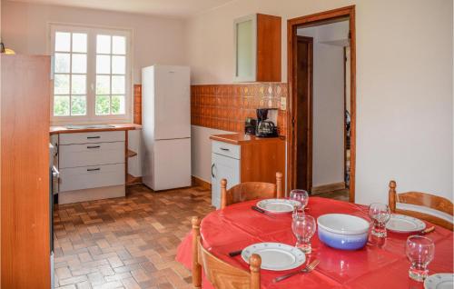 Awesome Home In Canihuel With Kitchen