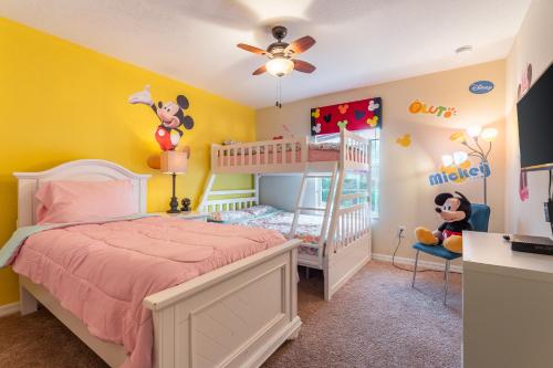 4 Bedroom Vacation Townhouse w/pool close to Disney