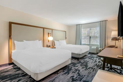 2 queen beds, 1 sofa bed