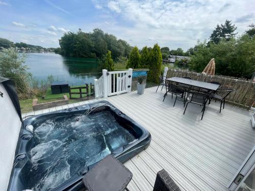 Lakeside Retreat 1 with hot tub, private fishing peg situated at Tattershall Lakes Country Park