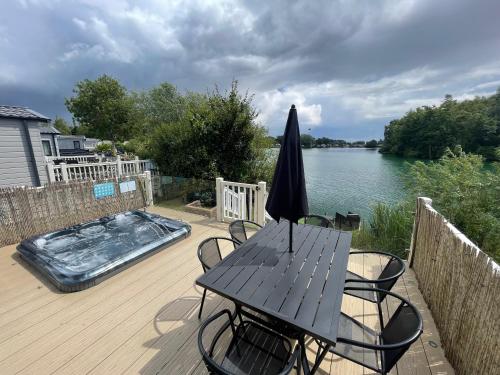 Lakeside Retreat 2 with hot tub, private fishing peg situated at Tattershall Lakes Country Park