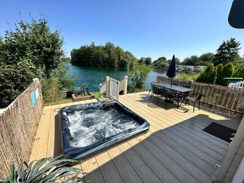 Lakeside Retreat 2 with hot tub, private fishing peg situated at Tattershall Lakes Country Park