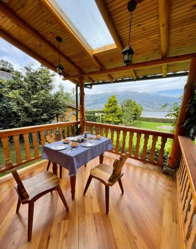 Rustic Cabin by Lake San Pablo close Otavalo