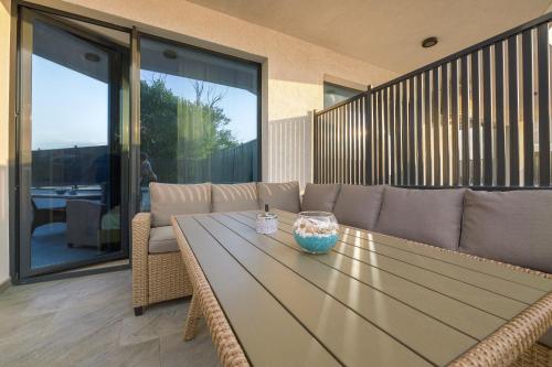 شرفة/ تراس, Blue Luxury Apartment Lake On in مامايا