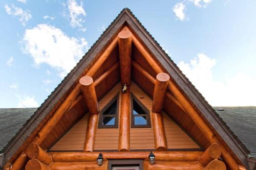 Revelstoke House Luxury Log House at Base of Resort