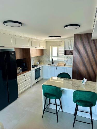 Konyha, Suite In White in Acre