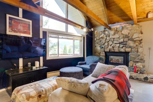 Blissful Blue River Getaway with Hot Tub and Fireplace in Blue River, USA