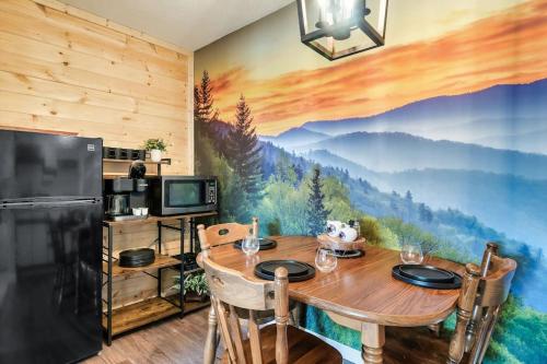 Bear Pause Retreat/Steps to Pkwy/With Indoor Pool - Apartment - Gatlinburg