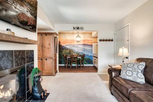 Bear Pause Retreat/Steps to Pkwy/With Indoor Pool in Gatlinburg, USA