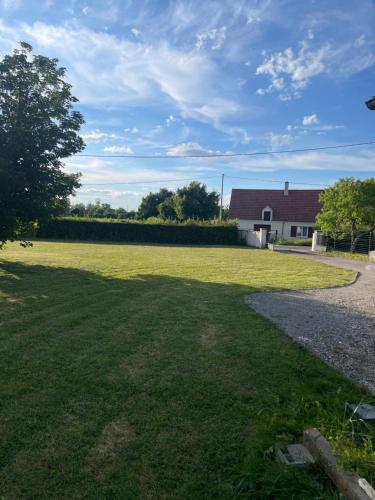 Petite maison avec 2 chambres in Bannegon