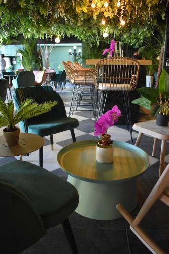 Restoran, Cardedeu Suites in San Salvador