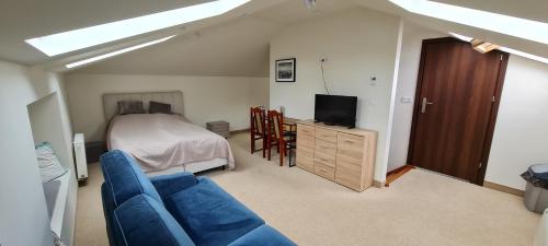 1 double bed, 1 twin bed