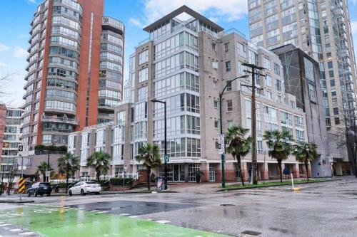 1BD+Den condo, with free parking in Downtown! in Vancouver, Canada